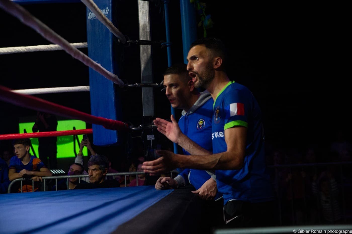 Les coachs de l'USBB au bord du ring pendant le gala du club